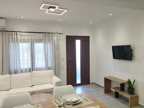 TV a/nebo společenská místnost v ubytování GRAMMENOS HOUSE