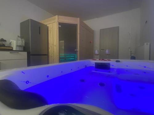 Habitación con cocina y bañera púrpura. en Lavitas SPA, en Moravče