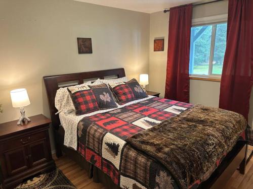 Ліжко або ліжка в номері Spruce Goose Lodge