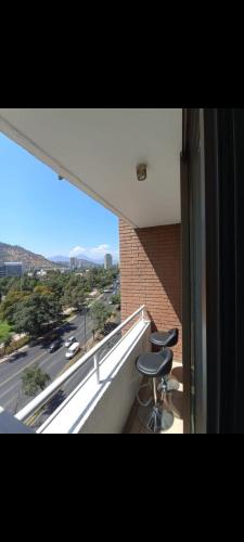 サンティアゴにあるApart Hotel AR 2の通りの景色を望むバルコニー(スツール2脚付)