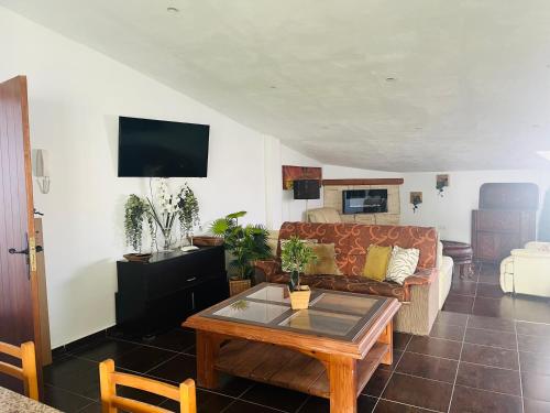 een woonkamer met een bank en een tafel bij Pintadera house Vulcano in Icod de los Vinos