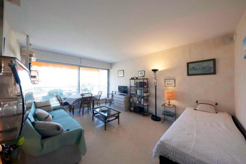 un salon avec un canapé et une table dans l'établissement Nice studio on the seafront, à Arcachon