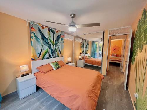 1 dormitorio con cama y espejo grande en Casa De Sol Family Home Near Rincon & Beach, en Aguada