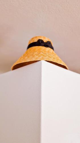 a brown hat sitting on top of a white wall at El poniente in Caleta de Sebo