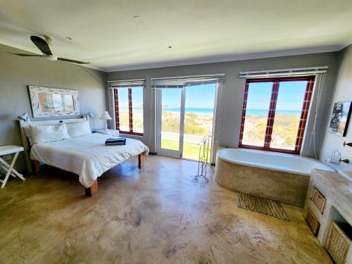 Ένα ή περισσότερα κρεβάτια σε δωμάτιο στο Beach Front Beach House 10 Golden Mile