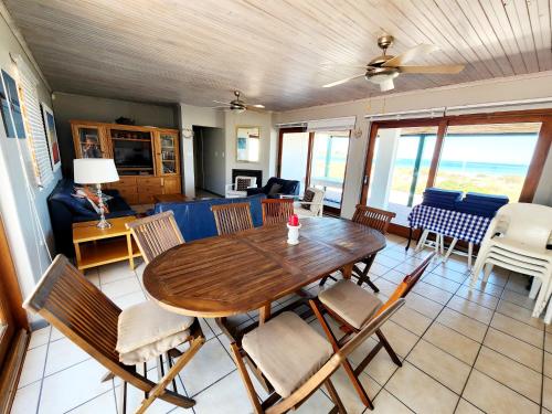 Χώρος καθιστικού στο Beach Front Beach House 10 Golden Mile
