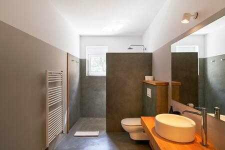 La salle de bains est pourvue d'un lavabo et de toilettes. dans l'établissement Can coll des cocons barefoot house 5min from pacha, à Ibiza
