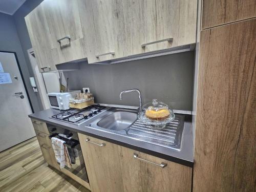 una cocina con fregadero y encimera en B&B Be happy, en Taranto