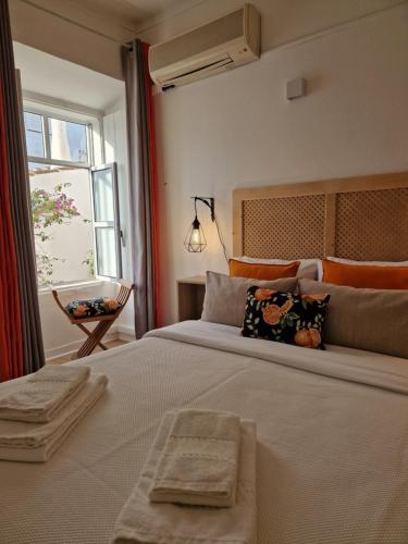 una camera con un grande letto e una finestra di Bea's Bed & Breakfast a Tavira