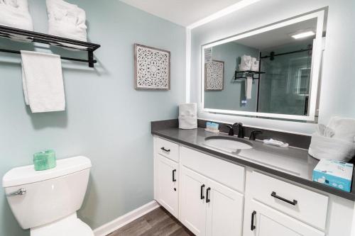 Ένα μπάνιο στο Dunes King Room Oceanfront Views 2nd Floor