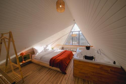 1 dormitorio con cama y bañera en Pastel Sapanca, en Sapanca