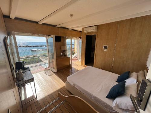 聖雷莫的住宿－VILLA RITA SEA FRONT VIEW Sanremo，一间卧室配有一张床,享有海景