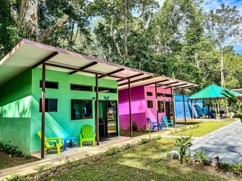 una piccola casa dipinta in colori diversi di Caribbean Blue Morpho Casitas a Talamanca