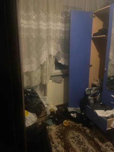 een rommelige kamer met een deur en een kast met kleren bij Ev in Istanbul