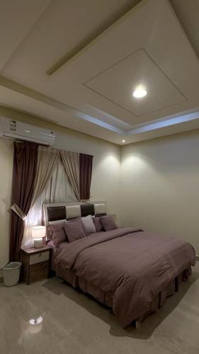 a bedroom with a large bed in a room at شقة مفروشة وسط الرياض in Riyadh