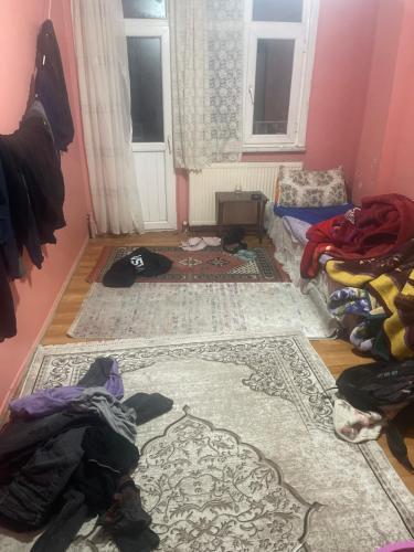 um quarto com um monte de roupas no chão em Ev em Istambul