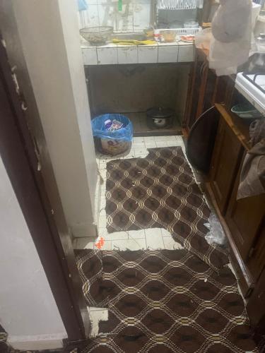 een lege keuken met een tegelvloer in een kamer bij Ev in Istanbul