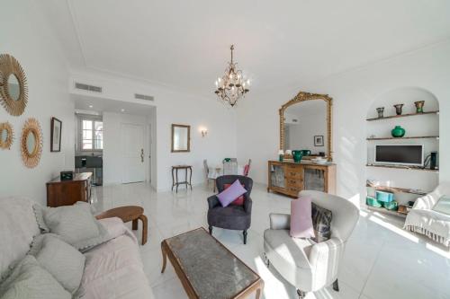 - un salon avec un canapé, des chaises et un miroir dans l'établissement Wdf 2 bedrooms heart of Cannes, à Cannes