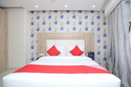 Säng eller sängar i ett rum på Super OYO Flagship Hotel Mega