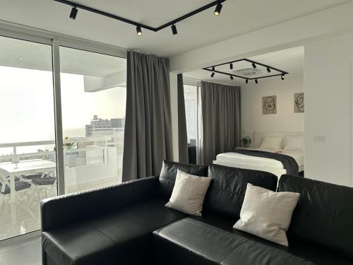 a living room with a couch and a bed at Sunsets Sur Ponderosa in Playa Fañabe