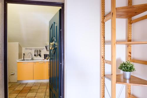 a kitchen with a green door and a sink at Appartamento compagnoni in Macerata