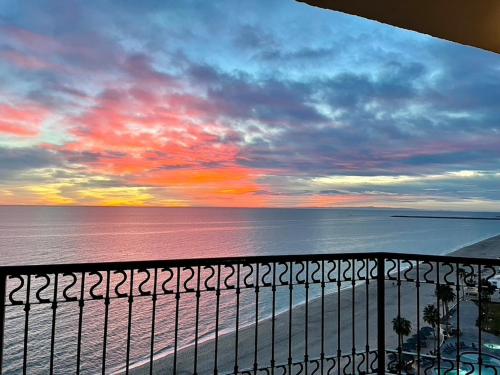 een balkon met uitzicht op de oceaan bij zonsondergang bij Sonoran Sea Resort Oceanfront PENTHOUSE in Puerto Peñasco