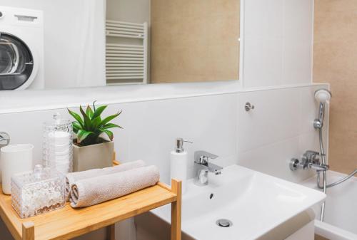 Ένα μπάνιο στο SAG 20th floor Klingerka residence castle view Free parking Free wifi