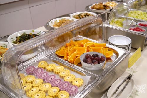 een buffet met veel verschillende soorten eten bij Okasan Hotel - Vacation STAY 60555v in Ogaki
