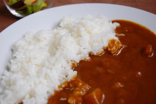 een bord rijst en een kom chili bij Okasan Hotel - Vacation STAY 60555v in Ogaki