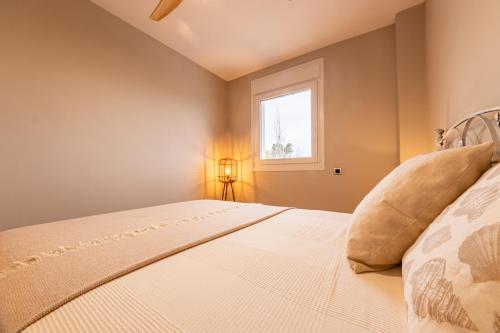 1 dormitorio con cama y ventana en SUNSET HOLIDAY RIUMAR, en Riumar