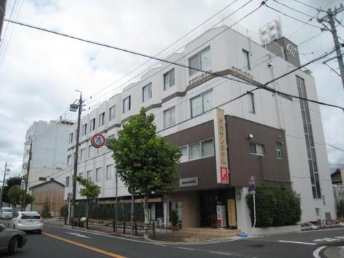 ein Gebäude an der Ecke einer Stadtstraße in der Unterkunft Okasan Hotel - Vacation STAY 60562v in Ōgaki
