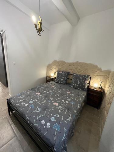 une chambre avec un lit dans une pièce dans l'établissement Logis centre historique 4 personnes - Soleil Levant La Ciotat, à La Ciotat