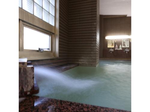 Hotel Mount Shiga - Vacation STAY 95224v في يامانوتشي: غرفة بها تجمع للمياه في الأرض