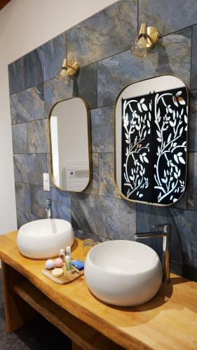 une salle de bain avec un lavabo blanc et un miroir dans l'établissement Chambres d'Hôtes Doux Brazil, à Lisle-sur-Tarn