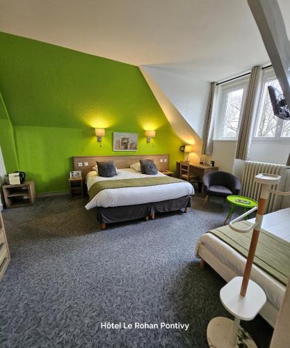 Postel nebo postele na pokoji v ubytování Hôtel Le Rohan Charme et Caractère