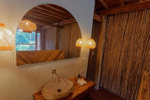 a bathroom with a sink and a mirror at Casa Dos Almas in Santa Marta