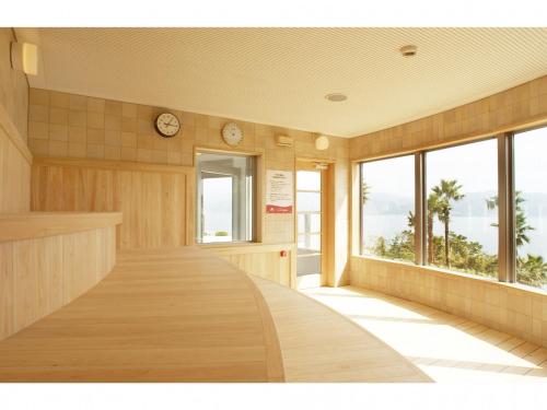 una stanza vuota con orologi appesi al muro di Hotel Alegria Gardens Amakusa - Vacation STAY 40453v ad Amakusa
