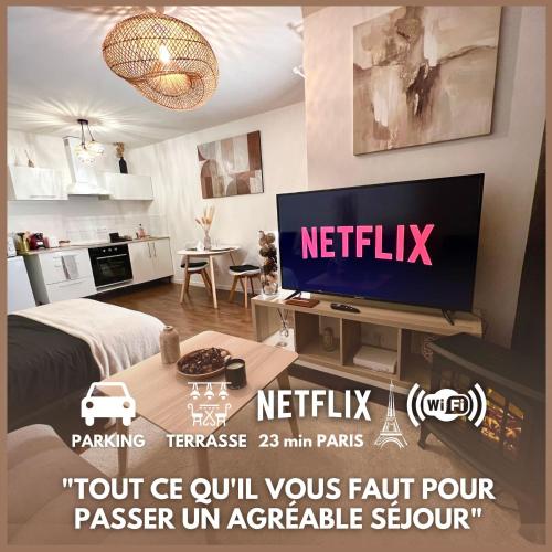 sala de estar con mesa y TV en "MoonLighT" Gare à 10min de PARIS, WIFI, TERRASSE , PARKING, en Argenteuil