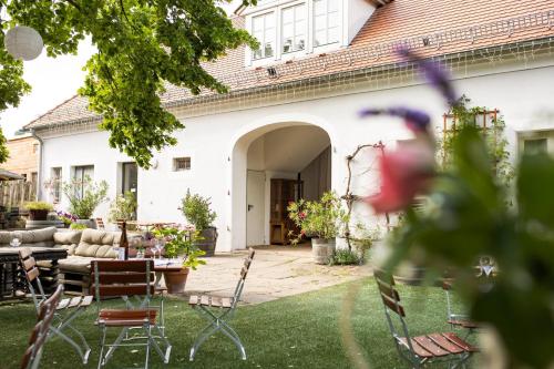 una casa con un patio con sillas y un sofá en Weingut Haus Steinbach, en Radebeul
