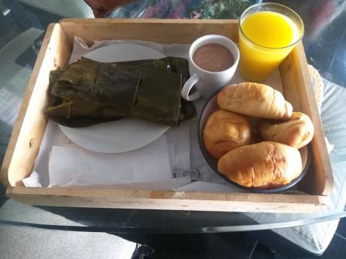 un cestino per il pranzo con pane, caffè e una tazza di caffè di Mirador de la Montaña Glamping a San Francisco