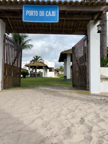 a gate with a sign that reads puerto do caulk at Lagoa do Cassó - Pousada Porto do Cajú in Caçozinho