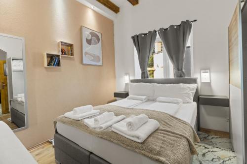 ein Schlafzimmer mit einem Bett mit Handtüchern darauf in der Unterkunft Coy Apartments Vienna #1 in Wien