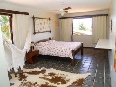 1 dormitorio con cama y ventana en Mansao Santa Rita, en Cumbuco