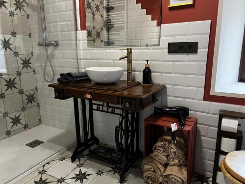 y baño con lavabo sobre una mesa de madera. en El Rinconcito de Cinderellana, 
