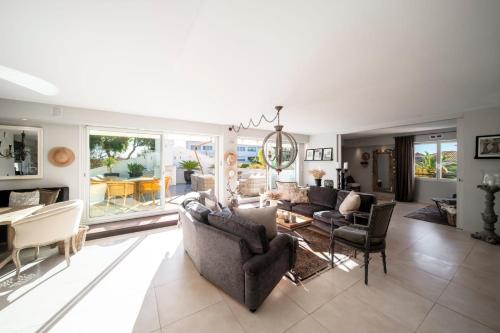 un salon avec des canapés, des chaises et une table dans l'établissement Cannes Luxury Rental - Pretty 3 bedroom apartment to rent with 50m terrace, à Cannes