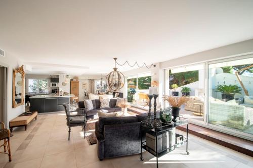 un salon avec un canapé et une table dans l'établissement Cannes Luxury Rental - Pretty 3 bedroom apartment to rent with 50m terrace, à Cannes