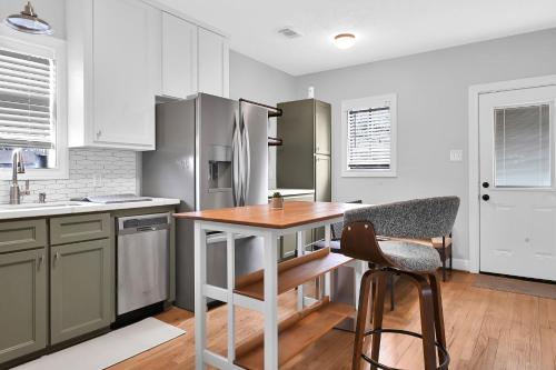 a kitchen with a table and a chair in it at Sweet Houston, 14 People, 4 Bethroom, 2 Full Restrooms in Houston