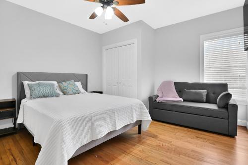 a bedroom with a bed and a couch at Sweet Houston, 14 People, 4 Bethroom, 2 Full Restrooms in Houston