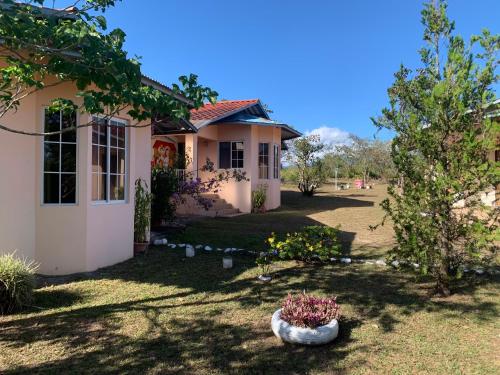 una casa con jardín y un patio con plantas en Linda Vista Cabins, en Boquete