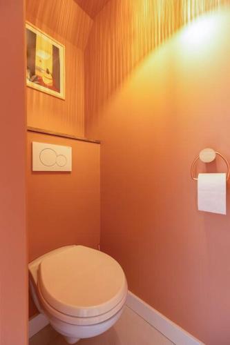 une salle de bain avec des toilettes blanches dans une chambre dans l'établissement ღ Mezzanine • T4 Spacieux, Lumineux et Cosy, à La Rochelle